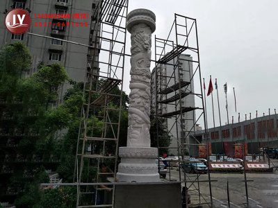  广场石头龙柱是用石材制作和图腾柱的区别